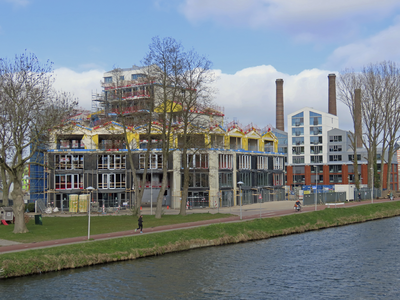 901621 Gezicht over het Merwedekanaal op enkele gebouwen op het nieuwbouwproject Wilhelminawerf aan de Kanaalweg te ...
